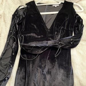 black velvet dress from the brand “tobi” size xs/s. shorter tight fitting